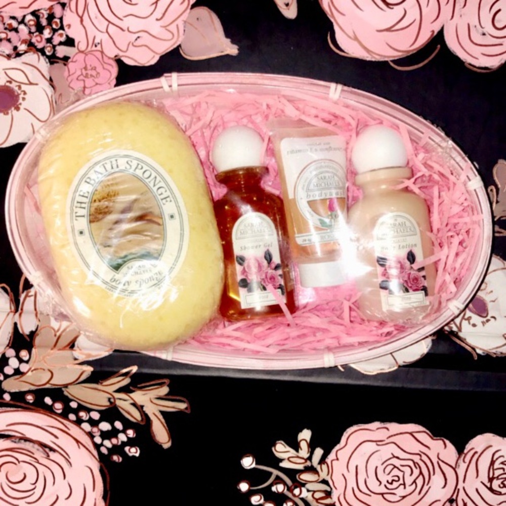 NWT SARAH MICHAELS 5pc ROSE 🌹 GIFT SET